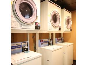una fila de lavadoras y secadoras en una habitación en Hotel Aston Hotel Osaka Sakai - Vacation STAY 97559v, en Sakai