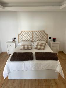sypialnia z dużym łóżkiem z 2 poduszkami w obiekcie Sunset E1 w mieście Los Llanos de Aridane