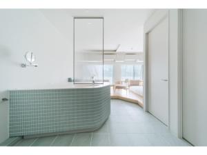 ITOMACHI HOTEL 0 - Vacation STAY 97823v في Saijo: حمام مع حوض استحمام ومغسلة