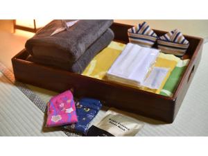 una scatola di legno piena di diversi tipi di cravatte di Oyado Kotobuki - Vacation STAY 97600v a Yokokura
