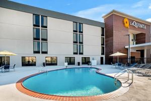 einem Pool vor einem Hotel in der Unterkunft La Quinta by Wyndham Columbus MS in Columbus