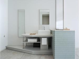y baño con lavabo y espejo. en ITOMACHI HOTEL 0 - Vacation STAY 97739v, en Saijo