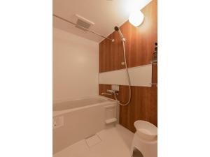 een badkamer met een bad, een toilet en een wastafel bij VILLA KOSHIDO KOTONI annex - Vacation STAY 97687v in Sapporo