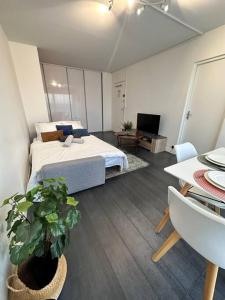 a bedroom with a bed and a potted plant at IMEPA Appart 47m2/ Beau 2 pièces in Rouen
