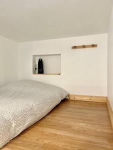 - une chambre avec un lit et du parquet dans l'établissement N3 Le Colvert - La Maison Sévigné Appart Hôtel, à Béthune