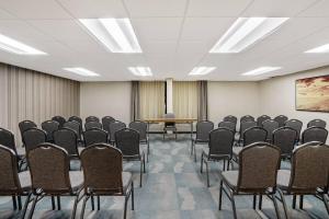 una sala de conferencias con sillas y una mesa. en La Quinta by Wyndham Columbus MS, en Columbus