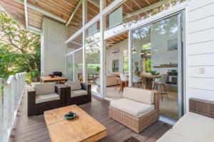a screened porch with chairs and a table at Casa Pochote in Santa Teresa Beach