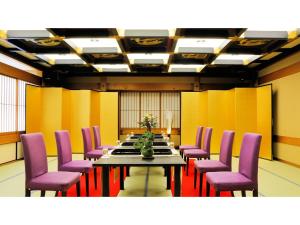 uma sala de conferências com uma mesa longa e cadeiras roxas em Asanoya - Vacation STAY 01714v em Yumura