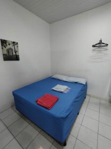 - une chambre avec un lit bleu dans l'établissement Seu Apto na Praia da Costa 6 Excelente Local Ar Cond TV Microondas Internet Rápida Todo seu Centro, à Vila Velha