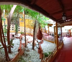 une balançoire au milieu d'un jardin dans l'établissement Villa Margarita, à Puerto Colombia