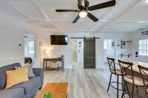 - un salon avec un canapé et un ventilateur de plafond dans l'établissement Rice Creek Hideaway with Private Dock and Boardwalk, 