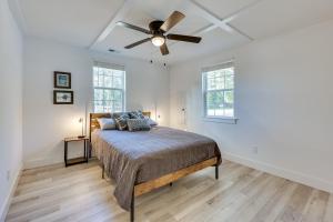 - une chambre avec un lit et un ventilateur de plafond dans l'établissement Rice Creek Hideaway with Private Dock and Boardwalk, 