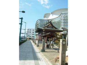 una pagoda en una acera frente a un edificio en Onomichi Daiichi Hotel - Vacation STAY 02586v, en Onomichi