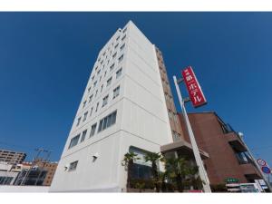 尾道的住宿－Onomichi Daiichi Hotel - Vacation STAY 02584v，前面有标志的高大的白色建筑