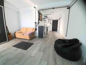 ein Wohnzimmer mit einem Sofa in einer Garage in der Unterkunft Beach Penthouse in Almería