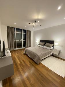 Dormitorio con cama, escritorio y TV en Departamento Nuevo con Vista al Río - Edificio Marwa - Zona Residencial en Posadas
