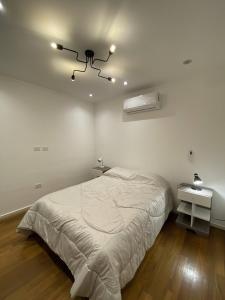 Tempat tidur dalam kamar di Departamento Nuevo con Vista al Río - Edificio Marwa - Zona Residencial