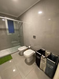 a bathroom with a toilet and a glass shower at Departamento Nuevo con Vista al Río - Edificio Marwa - Zona Residencial in Posadas