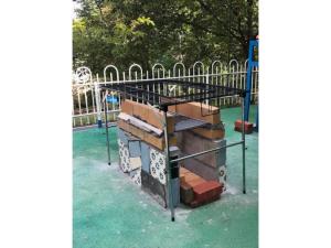 un parque infantil con una pila de cajas junto a una valla en Hinata Sanso - Vacation STAY 02668v en Azumino