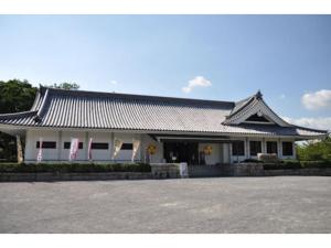 un gran edificio blanco con techo negro en Green Hotel Rich Tokugawaen - Vacation STAY 02759v, en Okazaki