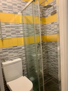 uma casa de banho com um WC e uma cabina de duche em vidro. em Apartment St. Marko em Zagreb