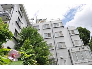 un edificio blanco con un árbol delante en Green Hotel Rich Tokugawaen - Vacation STAY 02720v, en Okazaki