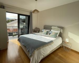 Postel nebo postele na pokoji v ubytování Funchal Balcony