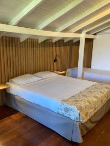 sypialnia z dużym łóżkiem w pokoju w obiekcie Pousada Jardim Da Lagoa w mieście Florianópolis