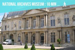 duży kamienny budynek ze słowami National archives museum w obiekcie 3 Suites appartement w Paryżu