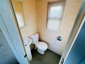 Bilik mandi di 2 Bedroom Caravan SHS3, Sandhills, Bembridge +12 gambar