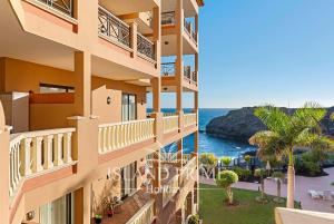 - un balcon offrant une vue sur l'océan dans l'établissement El Nautico Relax in Golf del Sur, à San Miguel de Abona