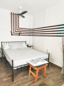 Un dormitorio con una cama y una mesa de café. en Mercado Central 1 - 55'' TV, en Alicante 24 fotos más