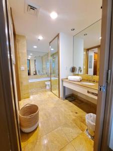 a bathroom with a sink and a toilet and a mirror at Brickell Apt Free Parking 4 People Pool Ocean View in Miami