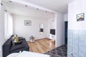 Μια τηλεόραση ή/και κέντρο ψυχαγωγίας στο Apartments Eastern Paradise