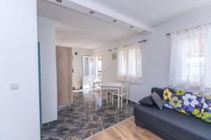 sala de estar con sofá y mesa en Apartments Eastern Paradise en Bol