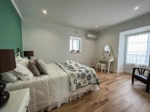 MoledoにあるCasa Tia Mariaのベッドとテーブルと鏡のある寝室 +14枚の写真