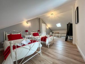 MoledoにあるCasa Tia Mariaのベッドルーム1室(ベッド2台、ピアノ付)