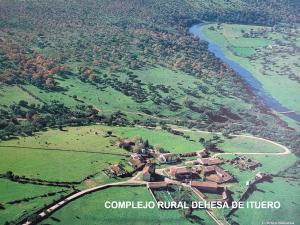Ituero de HuebraにあるComplejo Rural Dehesa de Itueroの川の横の村の空中