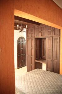 1 dormitorio con cama, ventana y puerta en Casa Fátima, en San Cristóbal de Las Casas