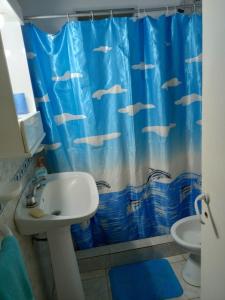 a bathroom with a shower curtain with a fish pattern at LA FATIMA in Gualeguaychú