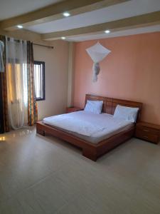 1 dormitorio con 1 cama grande en una habitación en Pied a terre in Ouakam en Ouakam