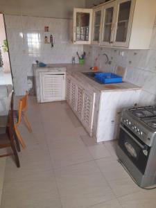 cocina con fogones y encimera en Pied a terre in Ouakam en Ouakam