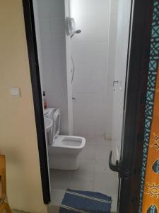 uma casa de banho com um WC e um lavatório em Pied a terre in Ouakam em Ouakam