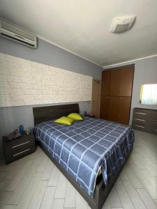Een bed of bedden in een kamer bij Saranà Intero Appartamento - San Giuliano (Milano)