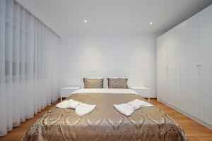1 dormitorio con 1 cama grande y paredes blancas en Hotel Apartments Ardi & Lala, en Peje
