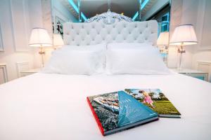 un libro sobre una cama blanca en Diamond Suites by Reykjavik Keflavik Airport, en Keflavík