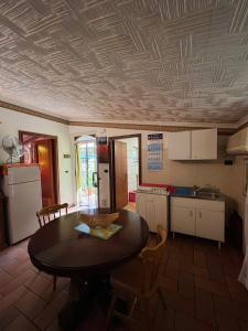 eine Küche mit einem Tisch und Stühlen im Zimmer in der Unterkunft villa Angelina house in Ripa Teatina