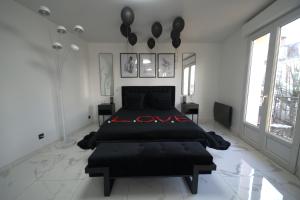 a bedroom with a large bed with balloons on the wall at Dammarie-les-Lys : Superbe studio avec jacuzzi in Dammarie-lès-Lys