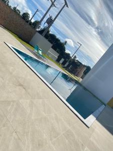um reflexo de uma piscina num passeio em Solaris Praia em Luís Correia