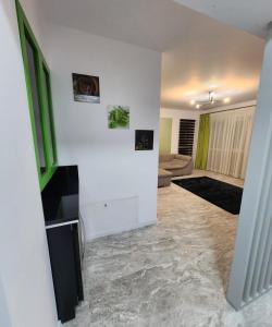 Μια τηλεόραση ή/και κέντρο ψυχαγωγίας στο Moon Reflexes Apartment